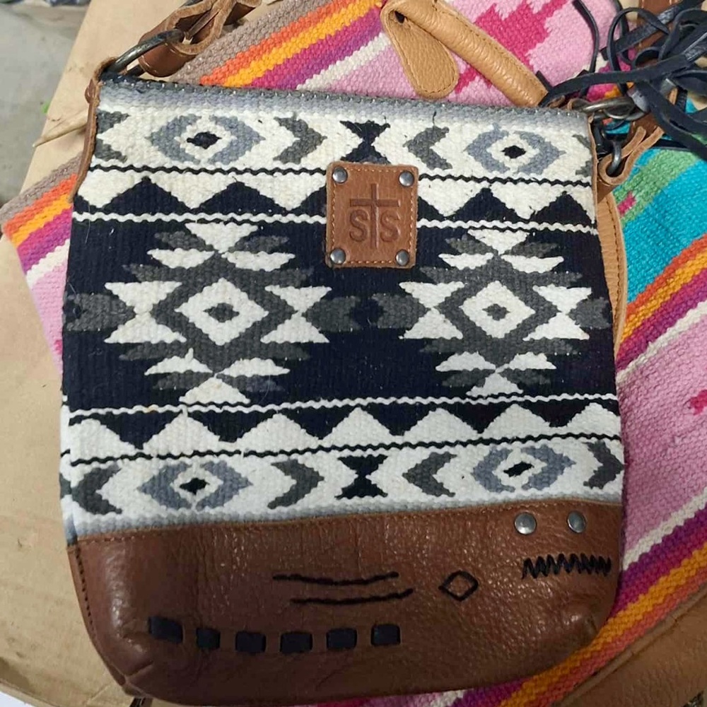 STS RANCH WEAR CROSS BODY